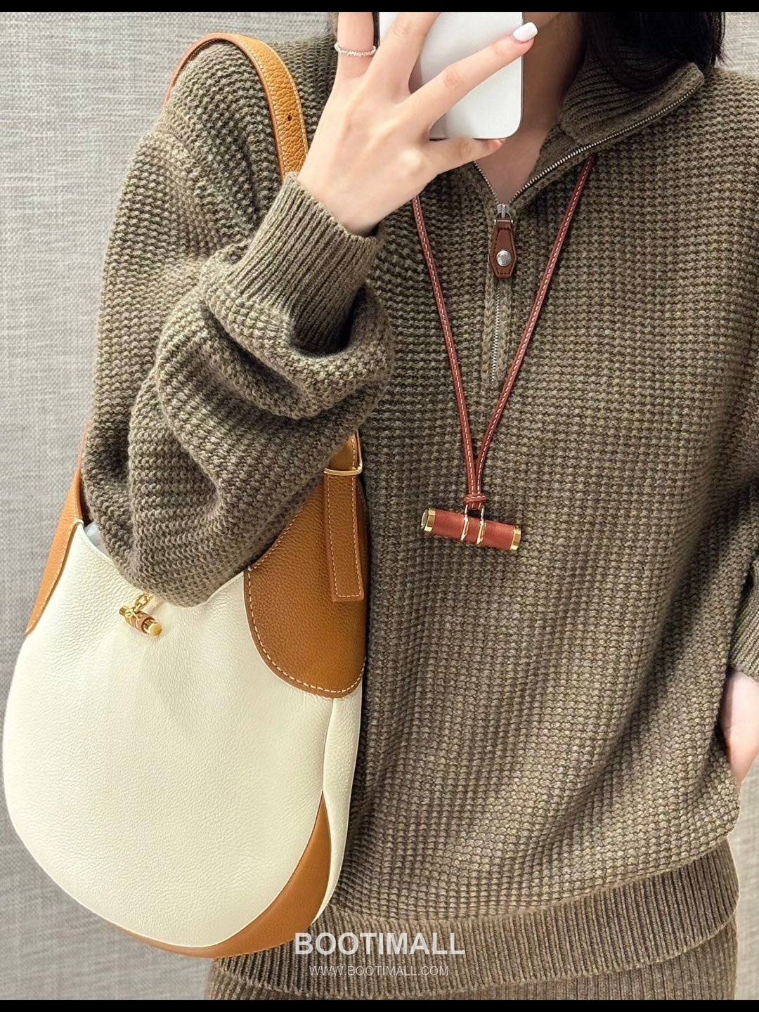 Loro Piana Bobbin Bamboo-Buckle Calfskin White Shoulder Bag 로로피아나 보빈 뱀부 버클 카프스킨 화이트 숄더백 32cm 1