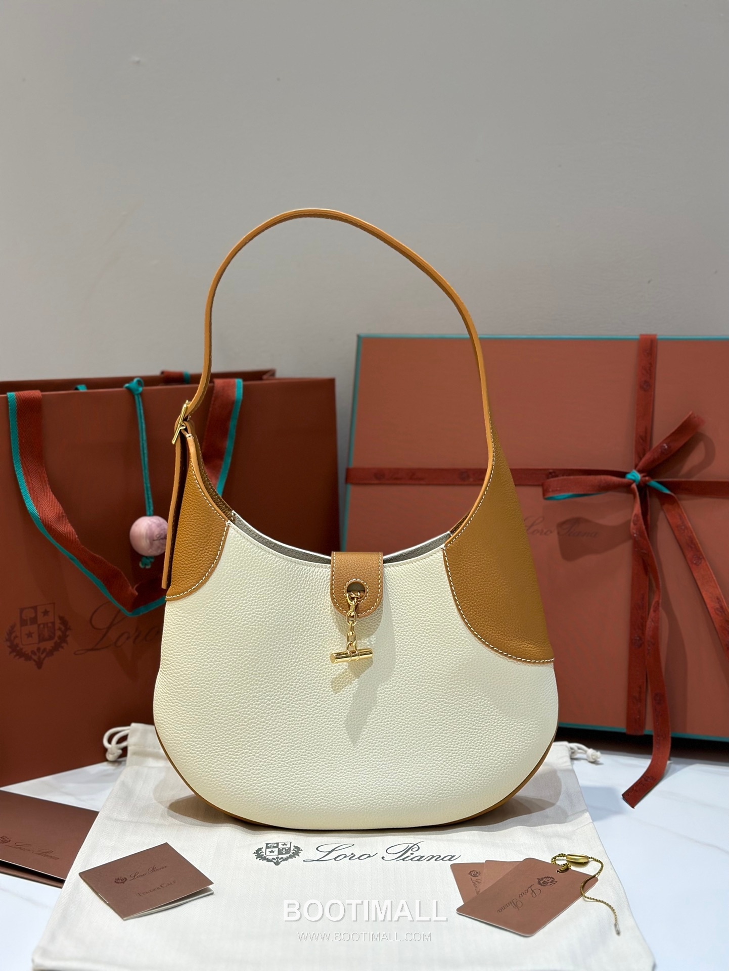 Loro Piana Bobbin Bamboo-Buckle Calfskin White Shoulder Bag 로로피아나 보빈 뱀부 버클 카프스킨 화이트 숄더백 32cm 5