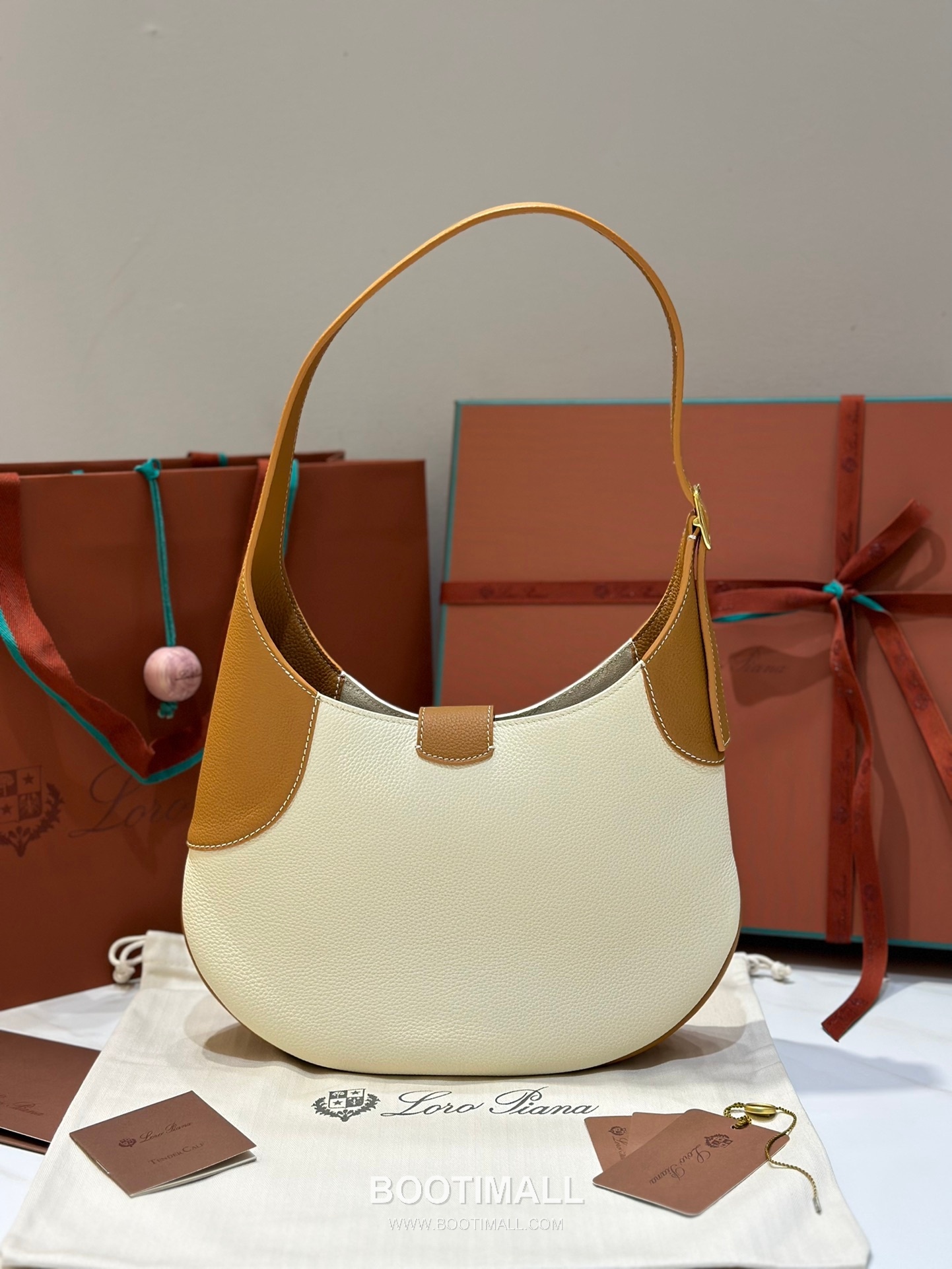 Loro Piana Bobbin Bamboo-Buckle Calfskin White Shoulder Bag 로로피아나 보빈 뱀부 버클 카프스킨 화이트 숄더백 32cm 6
