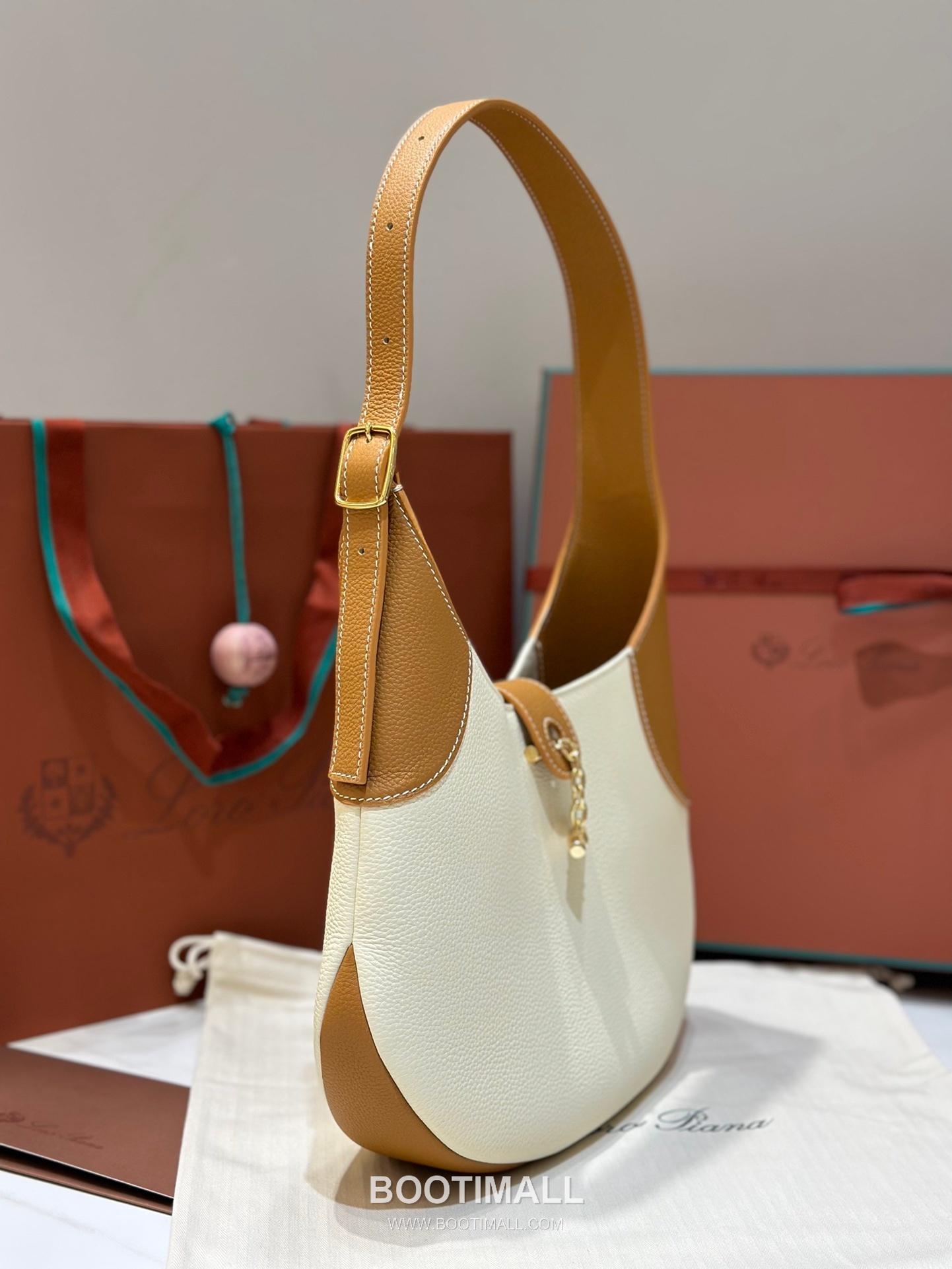 Loro Piana Bobbin Bamboo-Buckle Calfskin White Shoulder Bag 로로피아나 보빈 뱀부 버클 카프스킨 화이트 숄더백 32cm 7