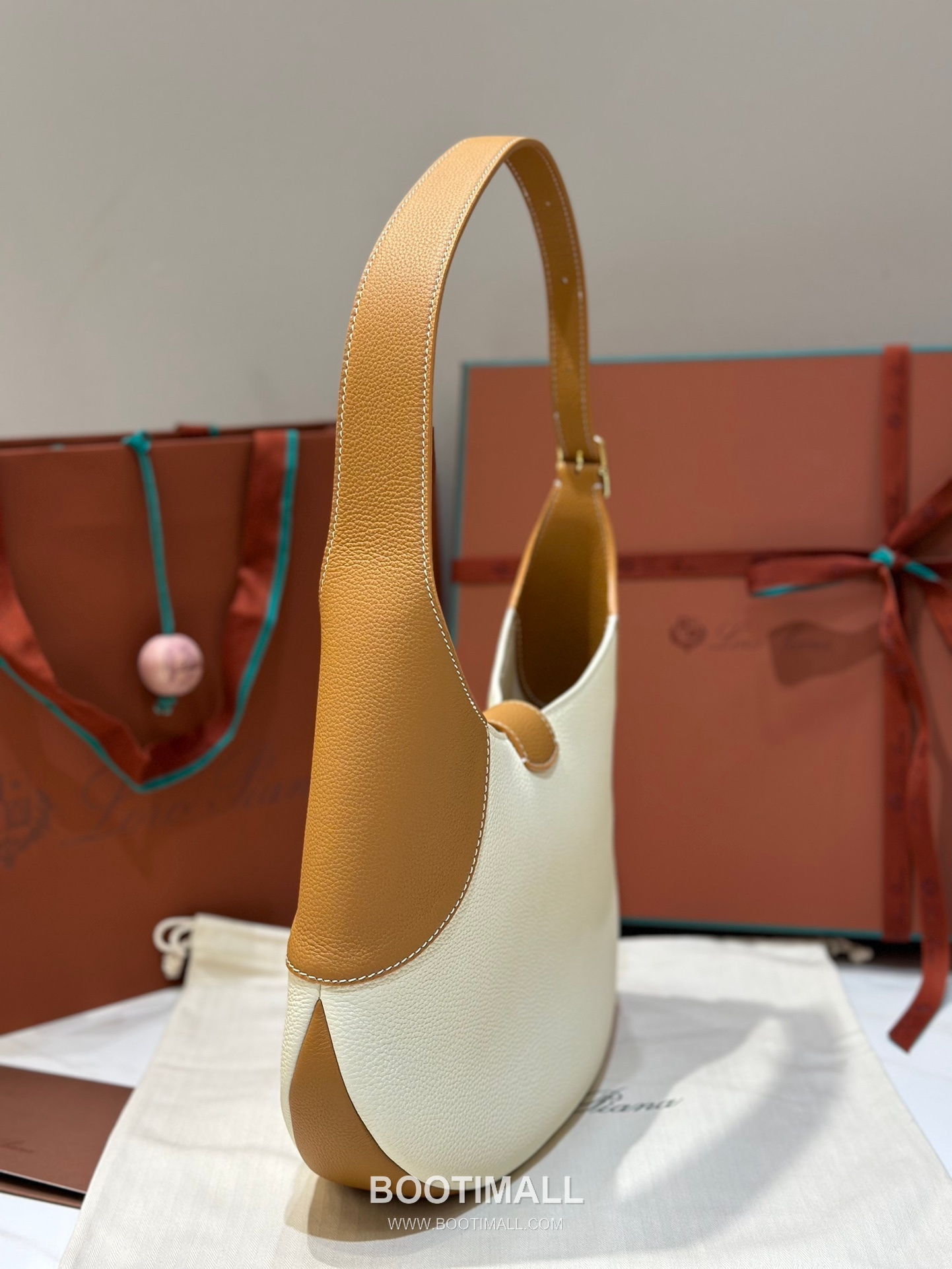 Loro Piana Bobbin Bamboo-Buckle Calfskin White Shoulder Bag 로로피아나 보빈 뱀부 버클 카프스킨 화이트 숄더백 32cm 8