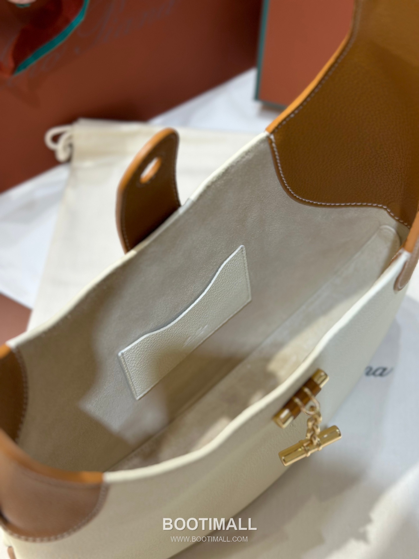 Loro Piana Bobbin Bamboo-Buckle Calfskin White Shoulder Bag 로로피아나 보빈 뱀부 버클 카프스킨 화이트 숄더백 32cm 10