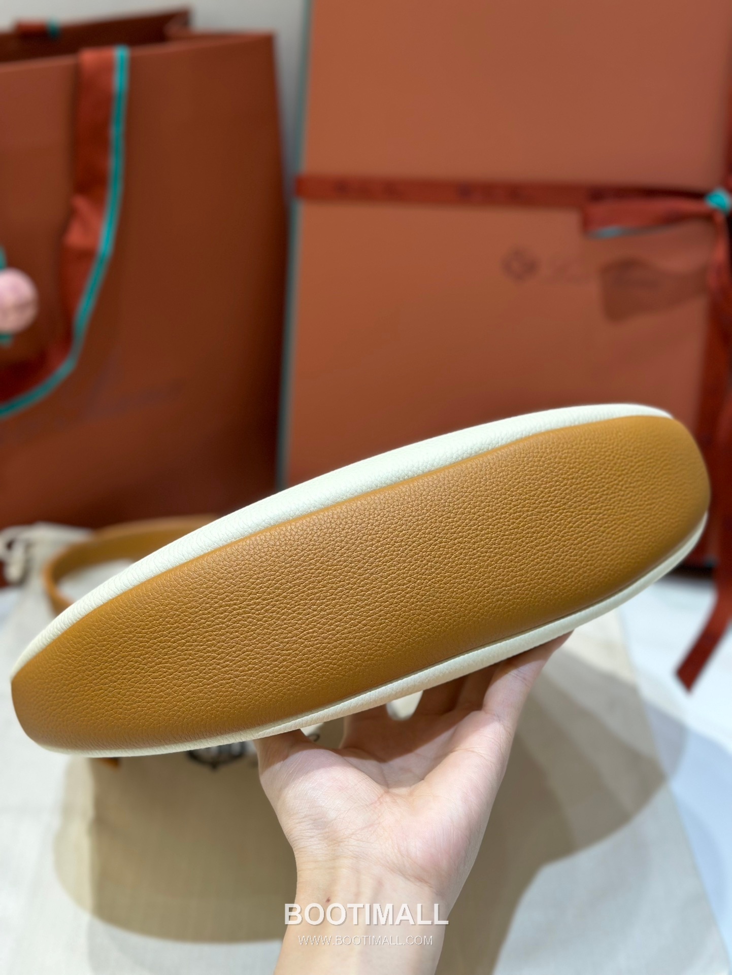 Loro Piana Bobbin Bamboo-Buckle Calfskin White Shoulder Bag 로로피아나 보빈 뱀부 버클 카프스킨 화이트 숄더백 32cm 12