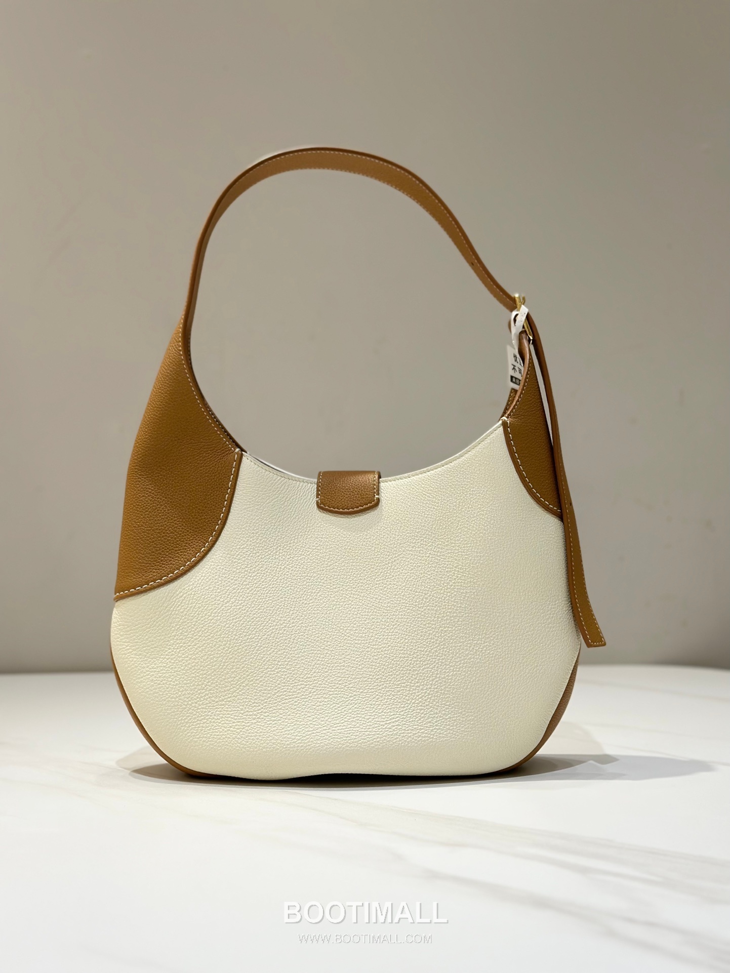 Loro Piana Bobbin Bamboo-Buckle Calfskin White Shoulder Bag 로로피아나 보빈 뱀부 버클 카프스킨 화이트 숄더백 32cm 15