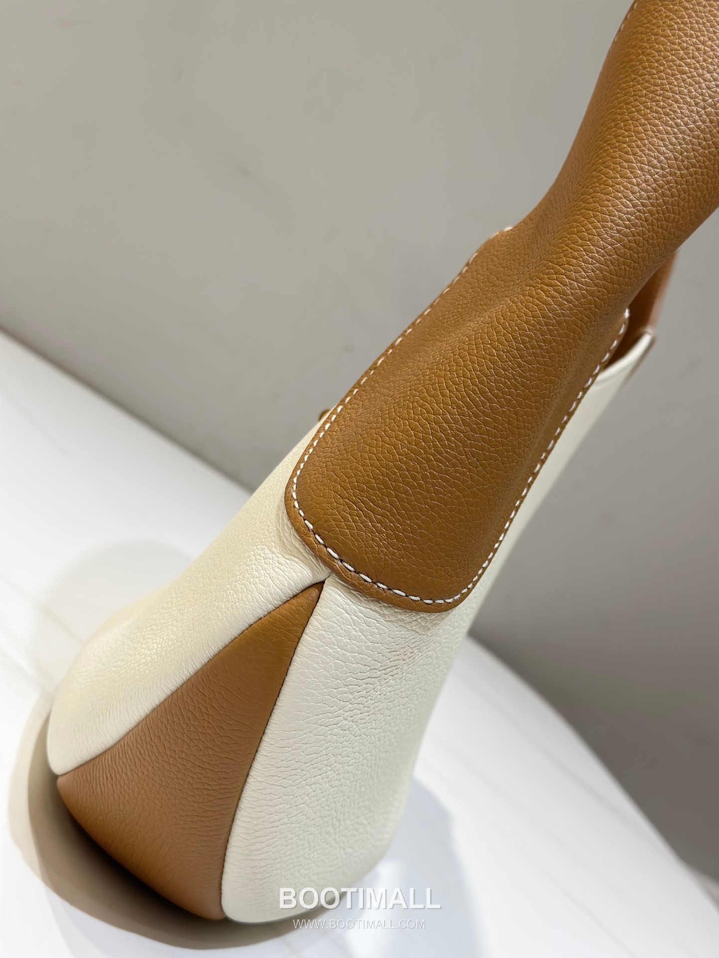 Loro Piana Bobbin Bamboo-Buckle Calfskin White Shoulder Bag 로로피아나 보빈 뱀부 버클 카프스킨 화이트 숄더백 32cm 16