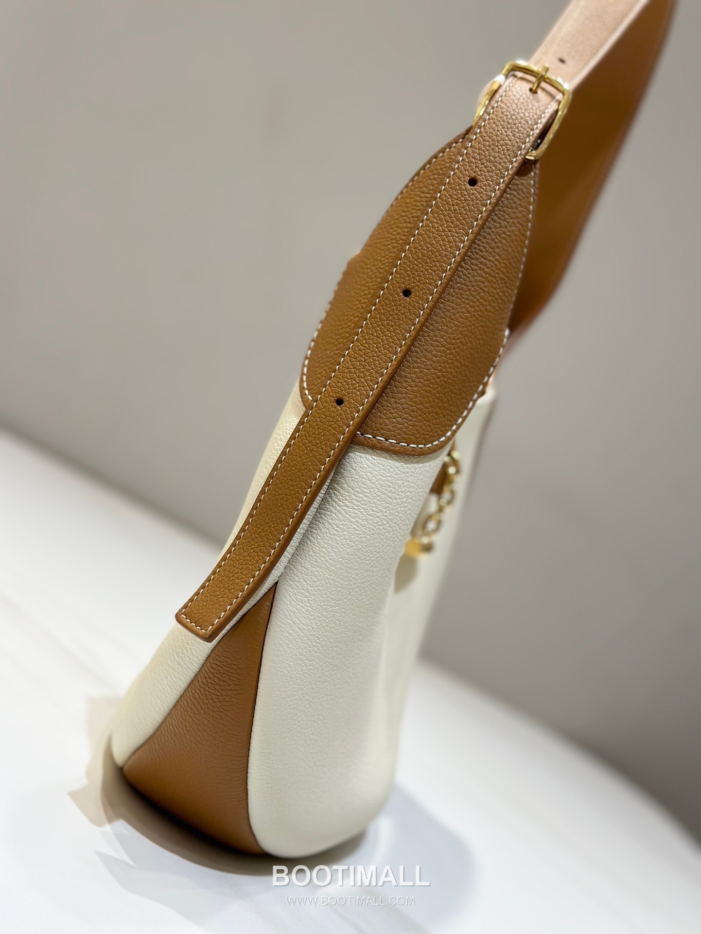 Loro Piana Bobbin Bamboo-Buckle Calfskin White Shoulder Bag 로로피아나 보빈 뱀부 버클 카프스킨 화이트 숄더백 32cm 17