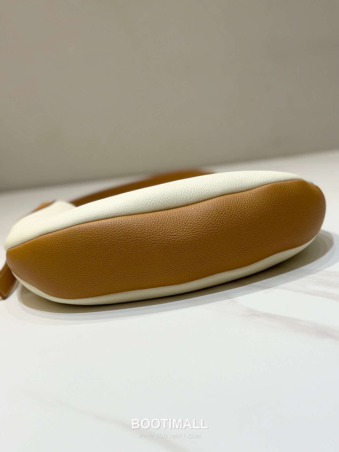 Loro Piana Bobbin Bamboo-Buckle Calfskin White Shoulder Bag 로로피아나 보빈 뱀부 버클 카프스킨 화이트 숄더백 32cm 18