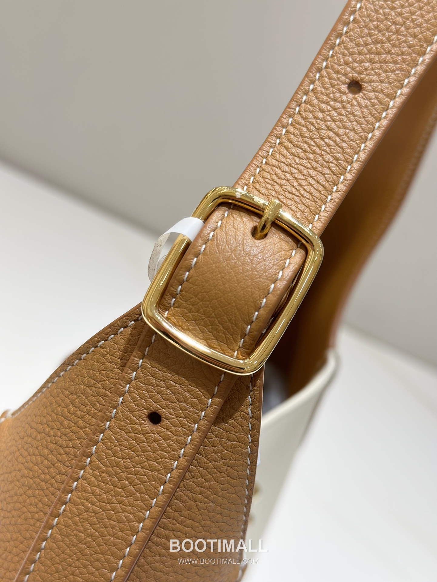 Loro Piana Bobbin Bamboo-Buckle Calfskin White Shoulder Bag 로로피아나 보빈 뱀부 버클 카프스킨 화이트 숄더백 32cm 20