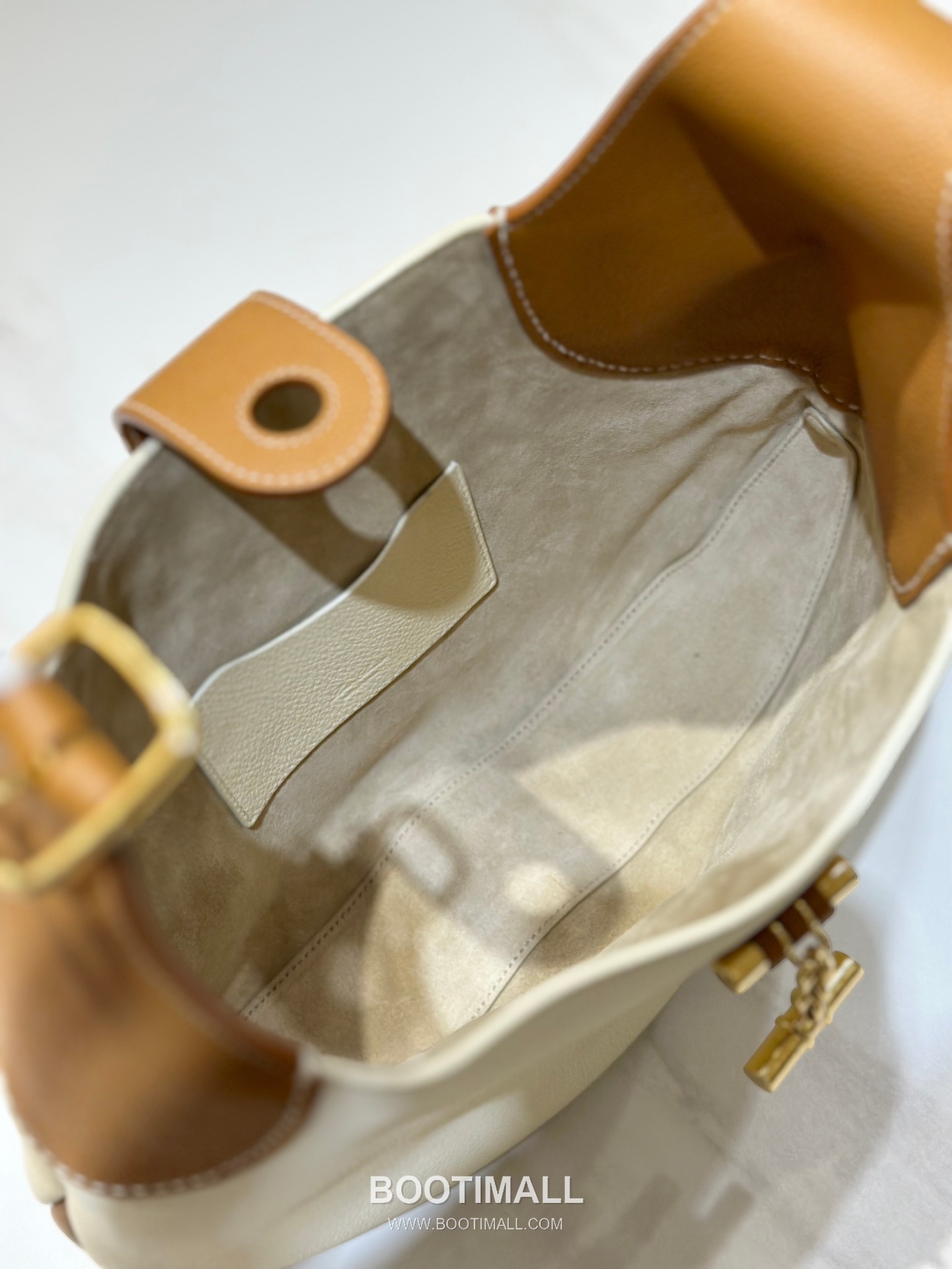 Loro Piana Bobbin Bamboo-Buckle Calfskin White Shoulder Bag 로로피아나 보빈 뱀부 버클 카프스킨 화이트 숄더백 32cm 21