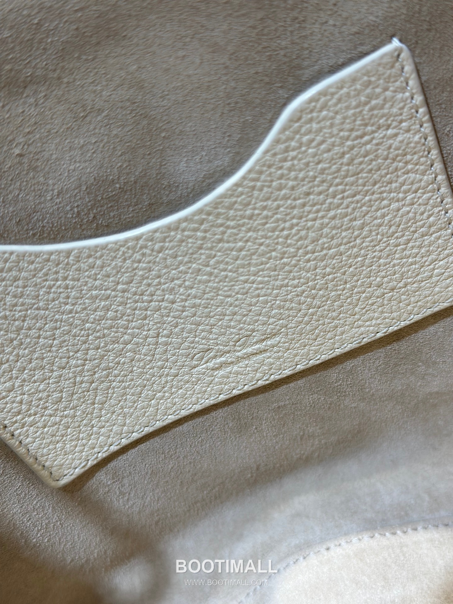 Loro Piana Bobbin Bamboo-Buckle Calfskin White Shoulder Bag 로로피아나 보빈 뱀부 버클 카프스킨 화이트 숄더백 32cm 22