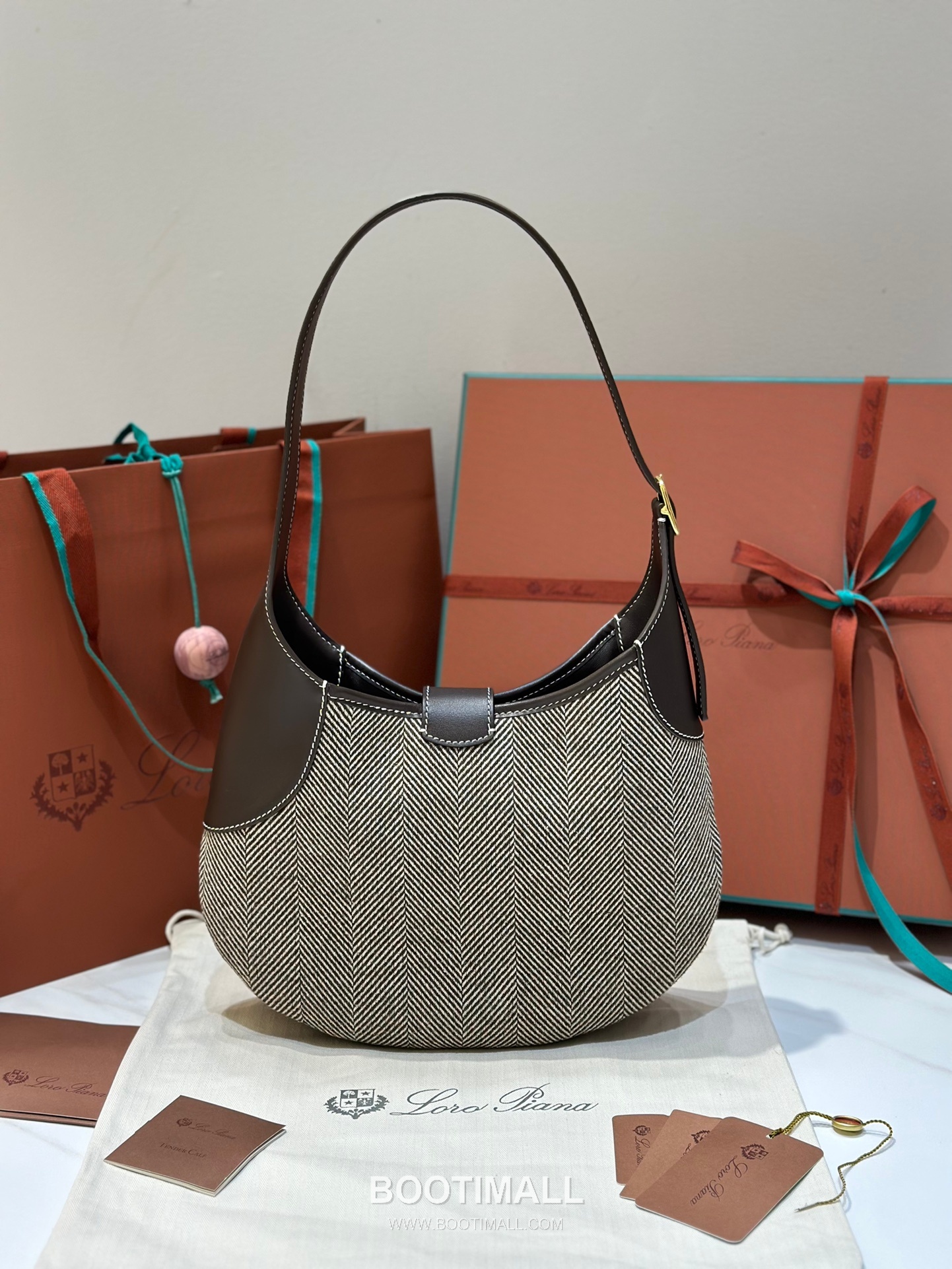 Loro Piana Bobbin Canvas Shoulder Bag 로로피아나 보빈 캔버스 숄더백 32cm 2