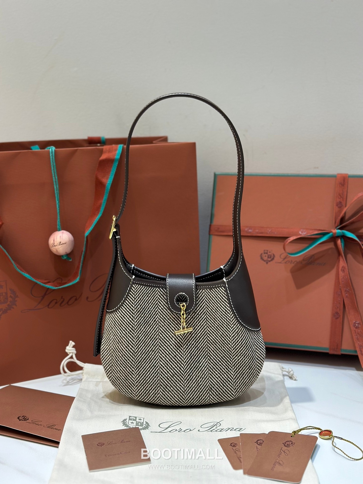 Loro Piana Bobbin Small Canvas Shoulder Bag 로로피아나 보빈 스몰 캔버스 숄더백 19cm 1