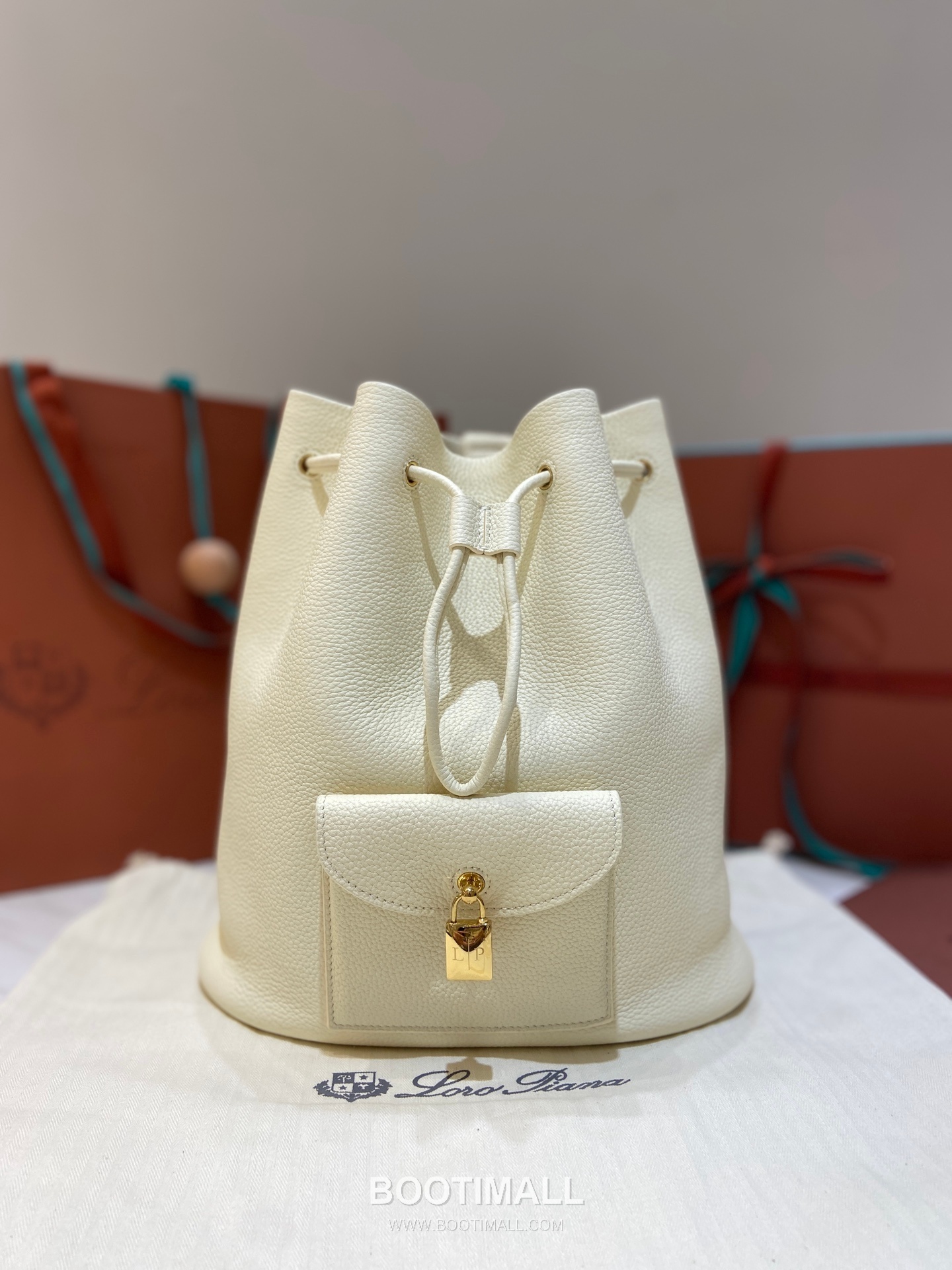 Loro Piana Calfskin White Backpack 로로피아나 카프스킨 화이트 백팩 27cm 9