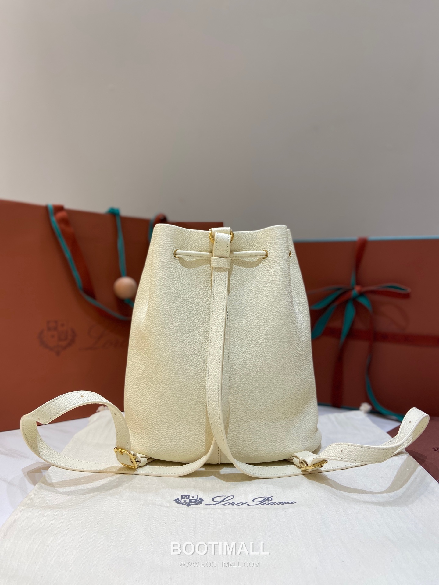 Loro Piana Calfskin White Backpack 로로피아나 카프스킨 화이트 백팩 27cm 10