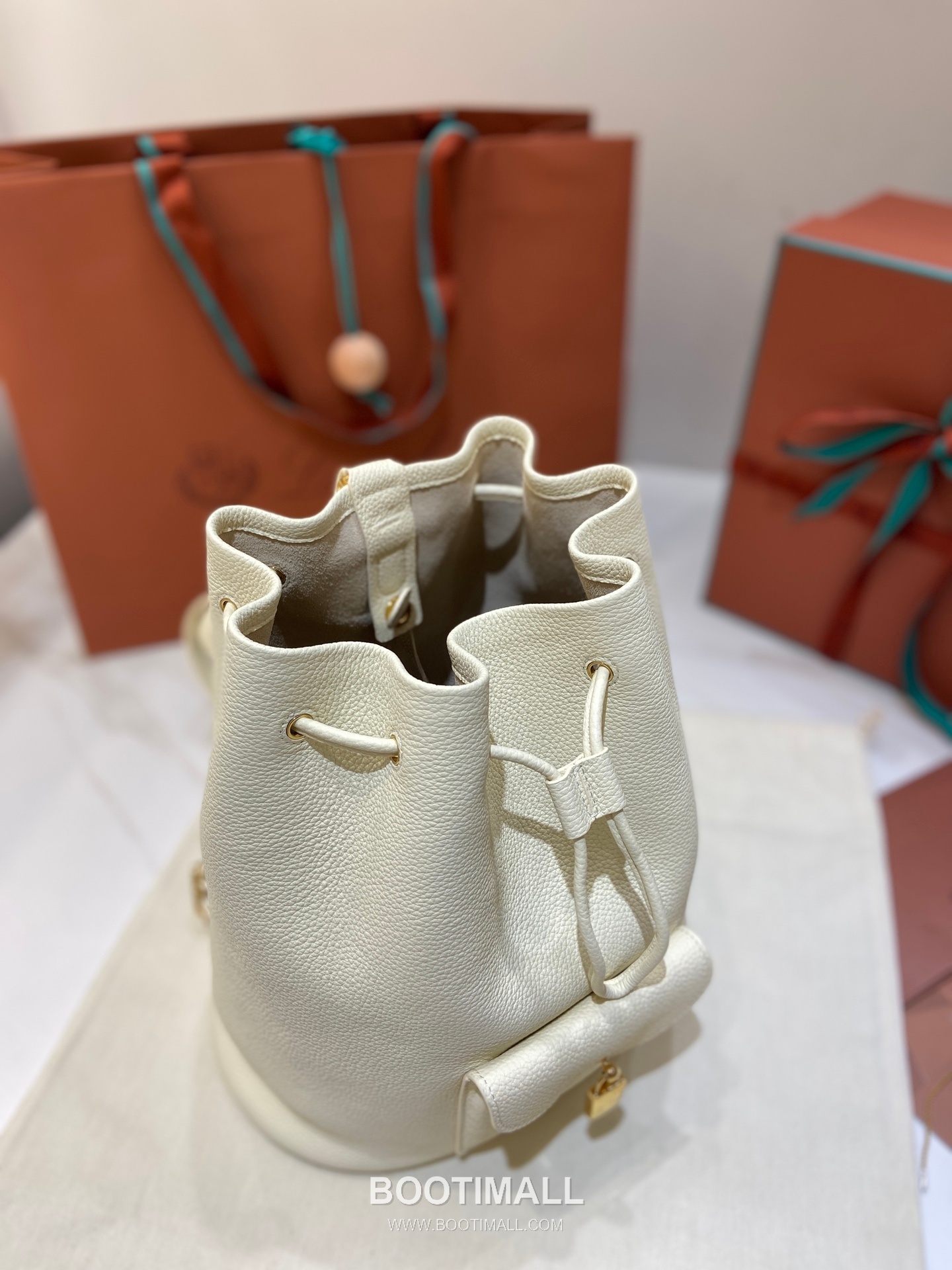 Loro Piana Calfskin White Backpack 로로피아나 카프스킨 화이트 백팩 27cm 11