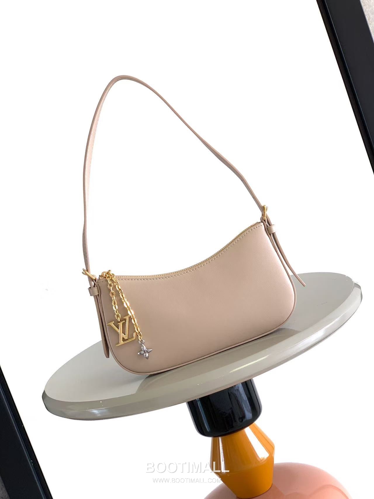 Louis Vuitton Pochette LV Bloom Leather Shoulder Bag M25525 M25784 루이비통 포쉐트 LV 블룸 레더 숄더백 23cm 1