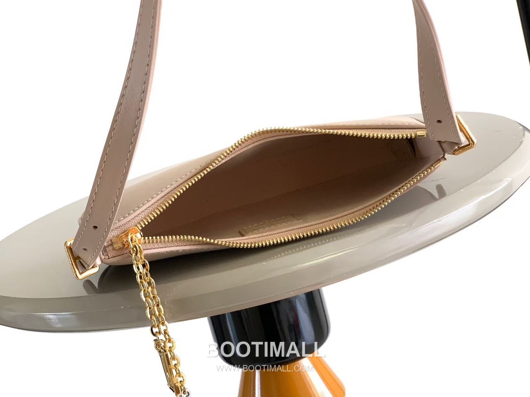 Louis Vuitton Pochette LV Bloom Leather Shoulder Bag M25525 M25784 루이비통 포쉐트 LV 블룸 레더 숄더백 23cm 6