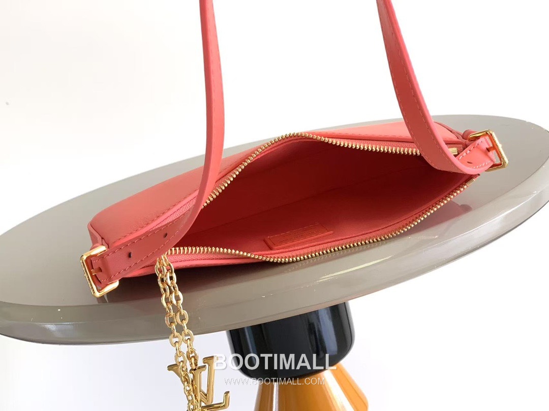 Louis Vuitton Pochette LV Bloom Leather Shoulder Bag M25525 M25784 루이비통 포쉐트 LV 블룸 레더 숄더백 23cm 8