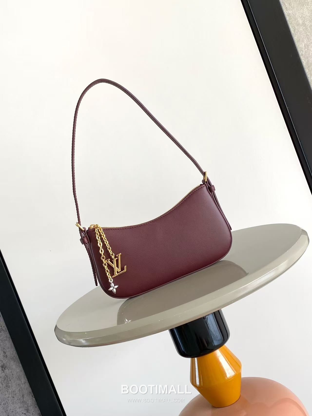 Louis Vuitton Pochette LV Bloom Leather Shoulder Bag M25525 M25784 루이비통 포쉐트 LV 블룸 레더 숄더백 23cm 1