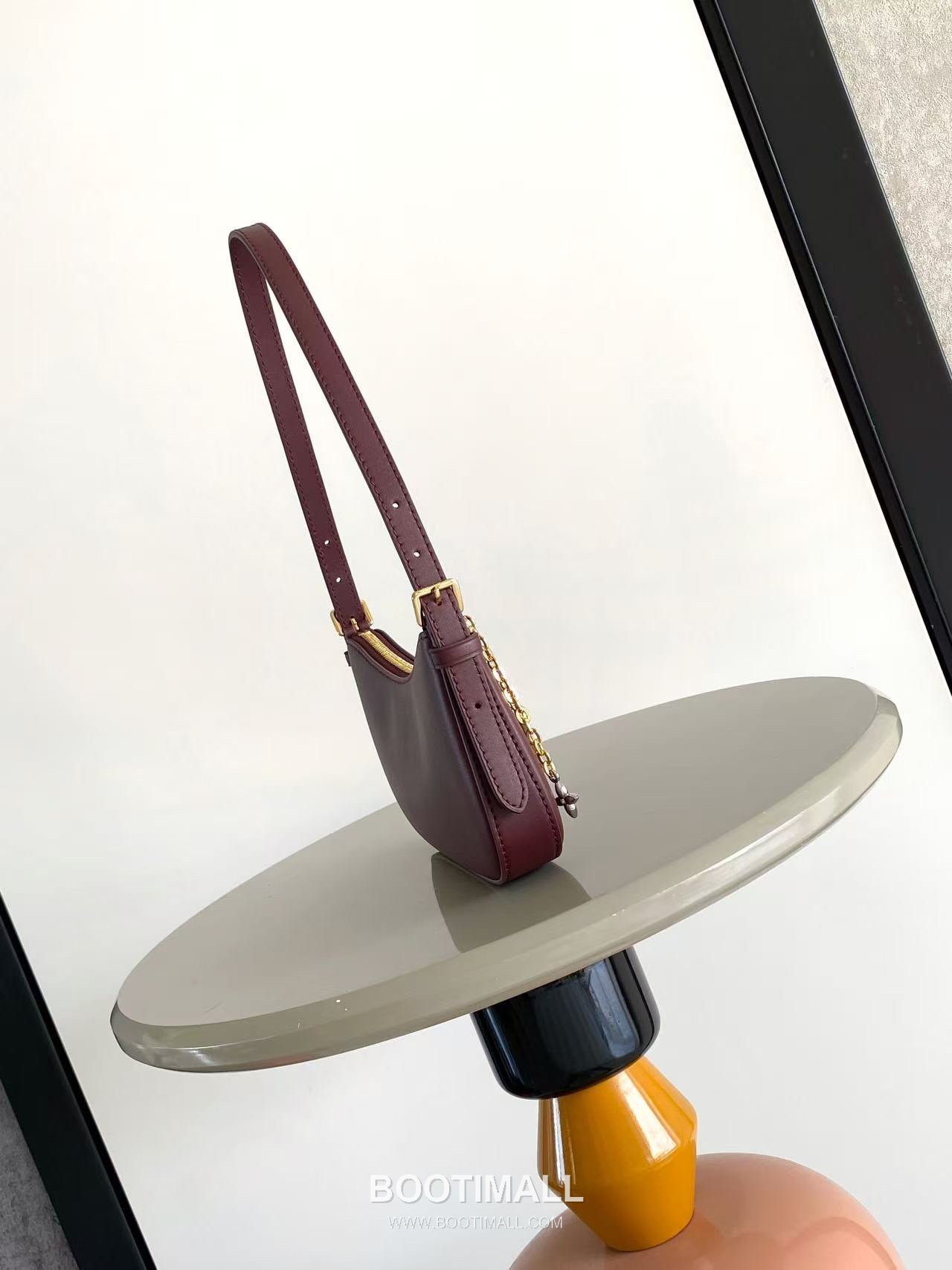 Louis Vuitton Pochette LV Bloom Leather Shoulder Bag M25525 M25784 루이비통 포쉐트 LV 블룸 레더 숄더백 23cm 2