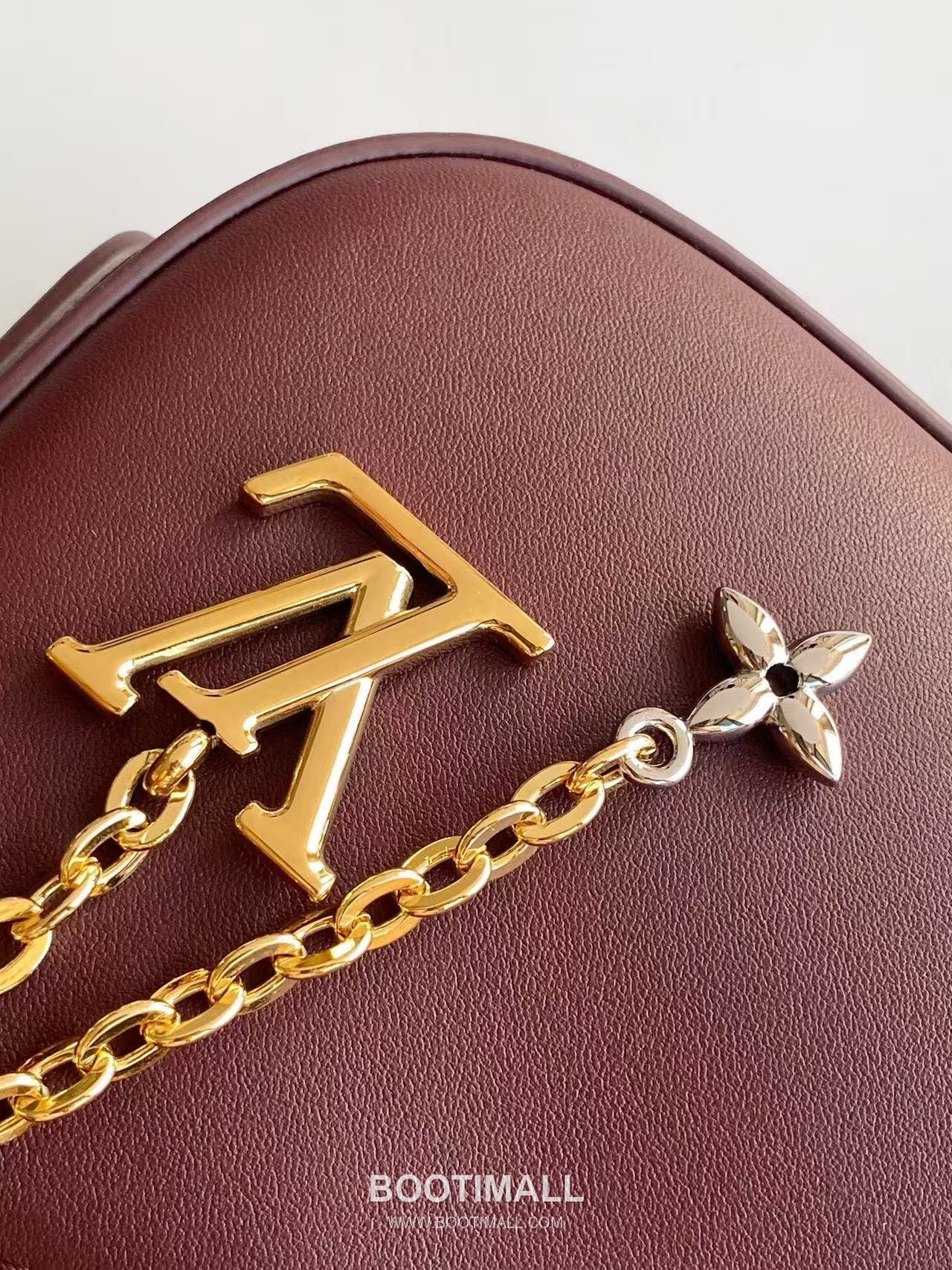 Louis Vuitton Pochette LV Bloom Leather Shoulder Bag M25525 M25784 루이비통 포쉐트 LV 블룸 레더 숄더백 23cm 5
