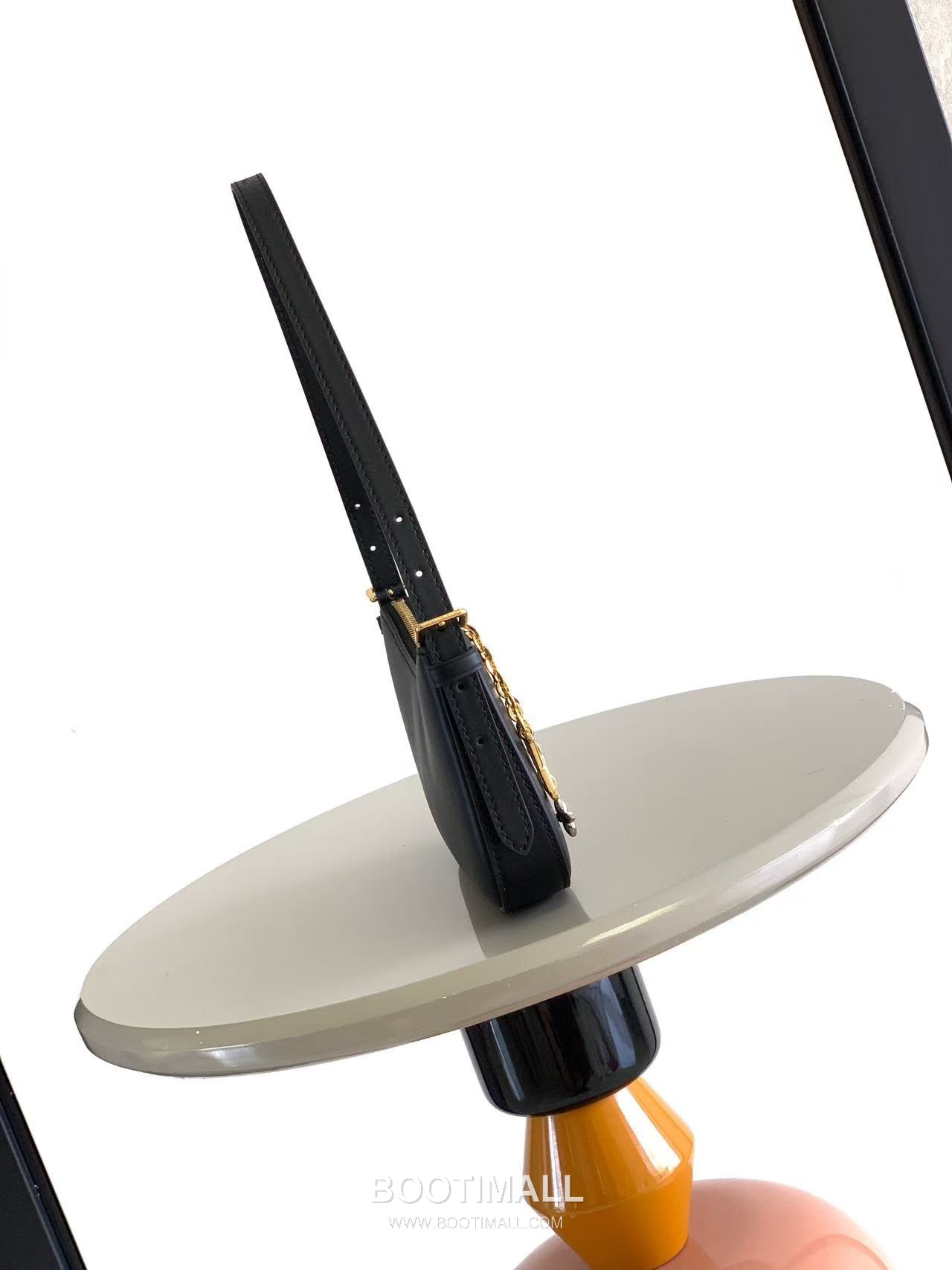 Louis Vuitton Pochette LV Bloom Leather Shoulder Bag M25525 M25784 루이비통 포쉐트 LV 블룸 레더 숄더백 23cm 2