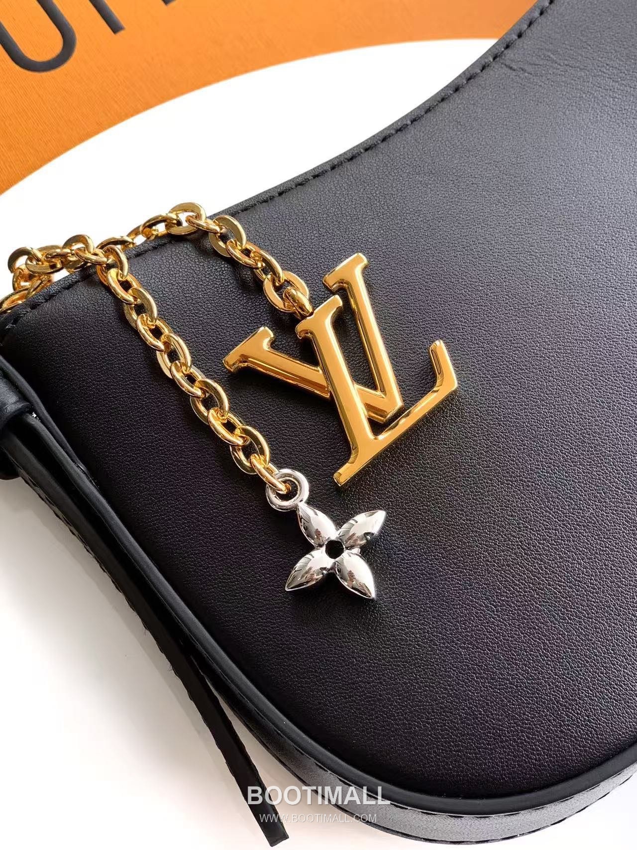 Louis Vuitton Pochette LV Bloom Leather Shoulder Bag M25525 M25784 루이비통 포쉐트 LV 블룸 레더 숄더백 23cm 5