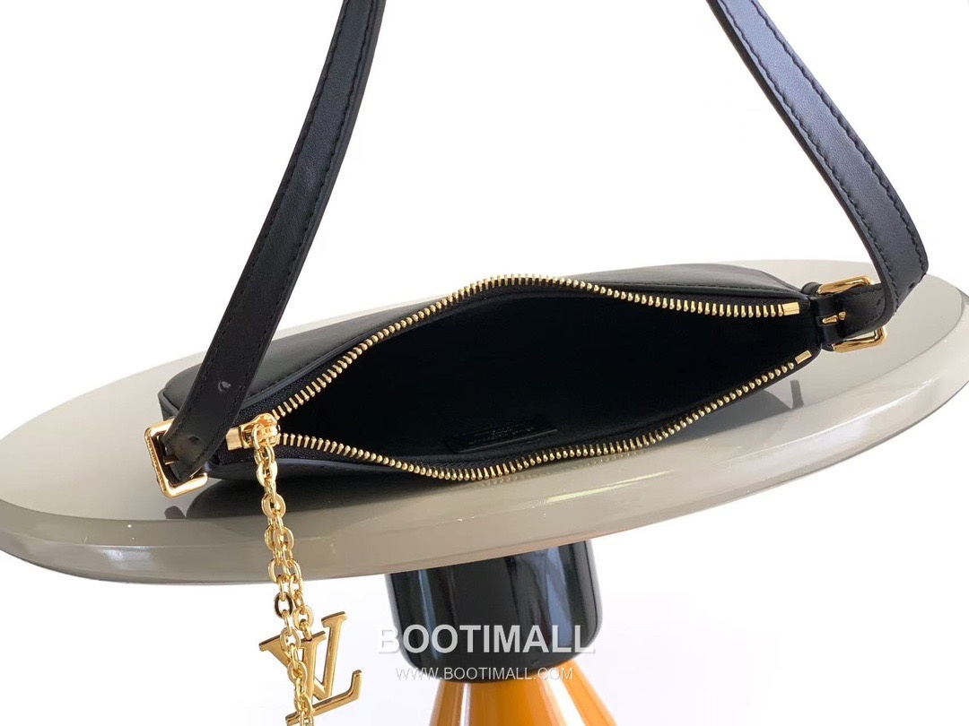 Louis Vuitton Pochette LV Bloom Leather Shoulder Bag M25525 M25784 루이비통 포쉐트 LV 블룸 레더 숄더백 23cm 8