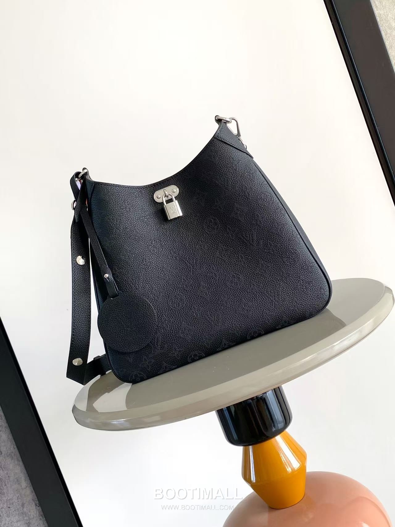 Louis Vuitton All Around Medium Perforated Leather Shoulder Bag M14617 M14618 루이비통 올 어라운드 퍼포레이티드 레더 숄더백 28cm 1