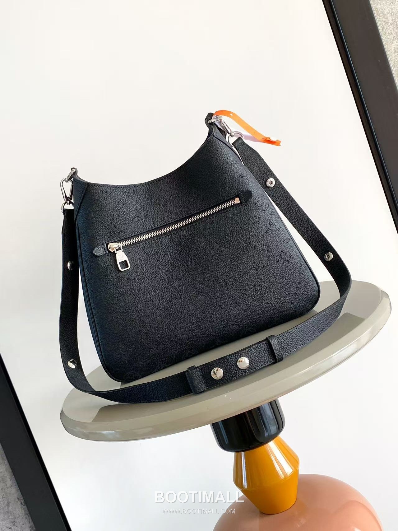 Louis Vuitton All Around Medium Perforated Leather Shoulder Bag M14617 M14618 루이비통 올 어라운드 퍼포레이티드 레더 숄더백 28cm 3