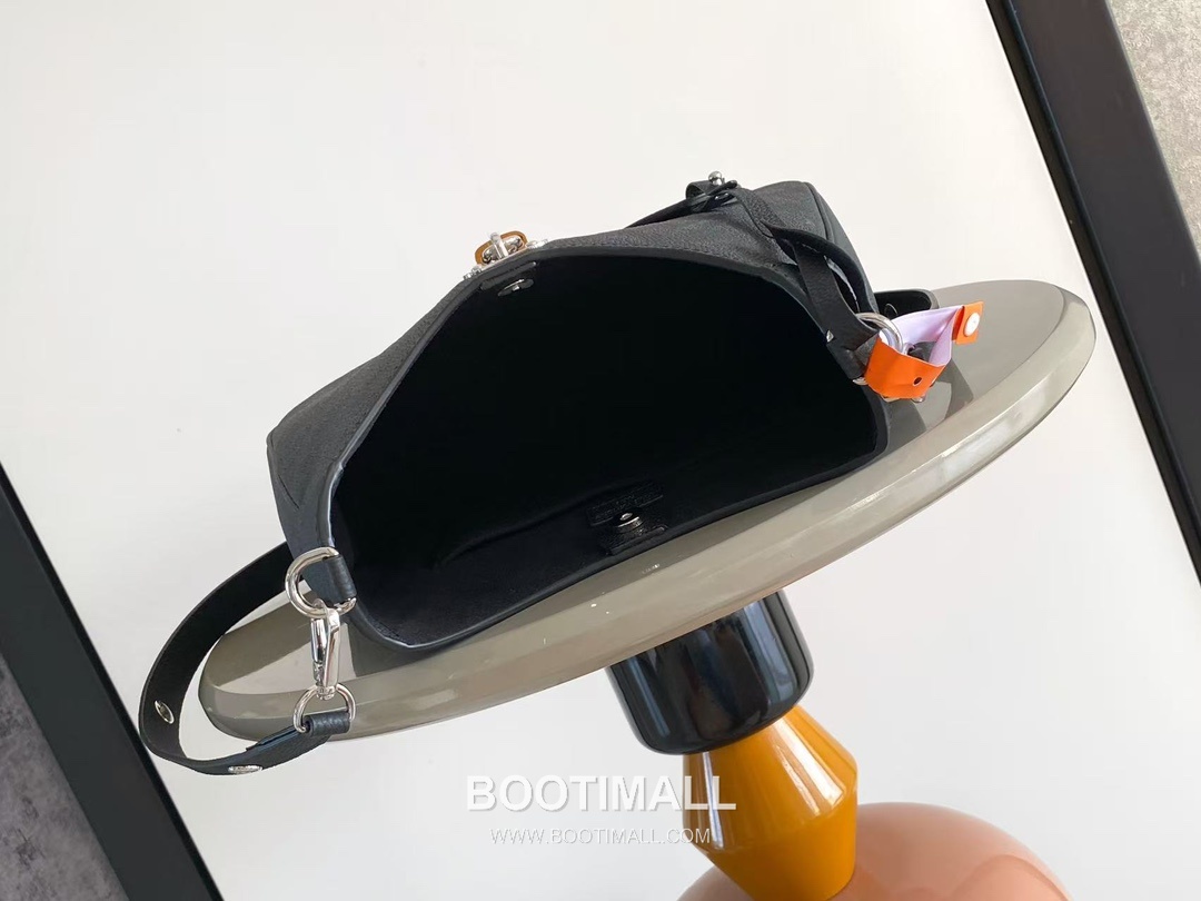 Louis Vuitton All Around Medium Perforated Leather Shoulder Bag M14617 M14618 루이비통 올 어라운드 퍼포레이티드 레더 숄더백 28cm 8