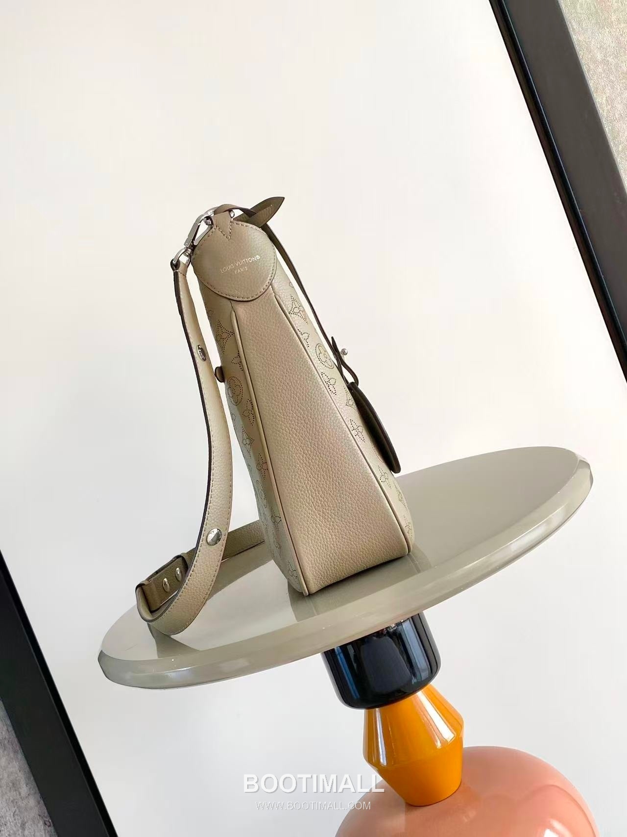 Louis Vuitton All Around Medium Perforated Leather Shoulder Bag M14617 M14618 루이비통 올 어라운드 퍼포레이티드 레더 숄더백 28cm 2