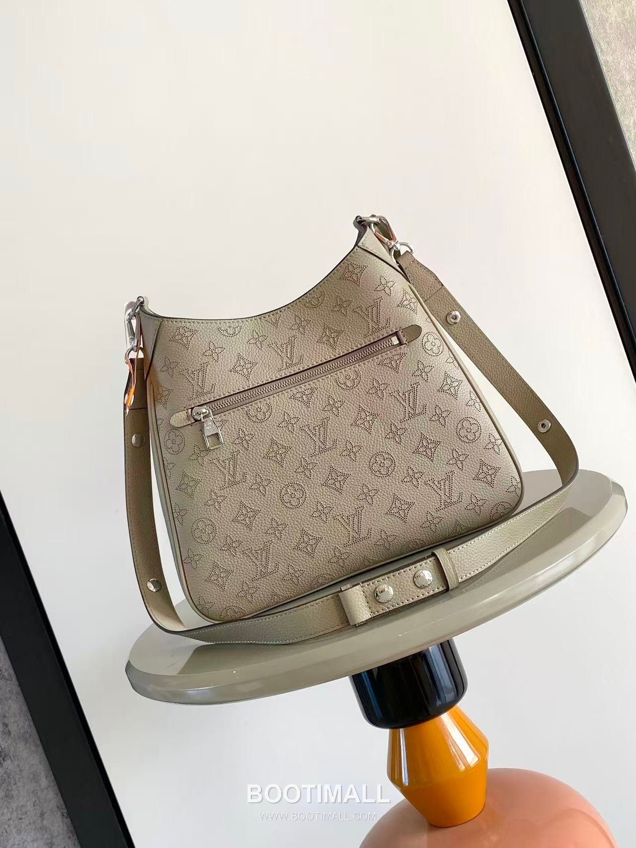 Louis Vuitton All Around Medium Perforated Leather Shoulder Bag M14617 M14618 루이비통 올 어라운드 퍼포레이티드 레더 숄더백 28cm 3