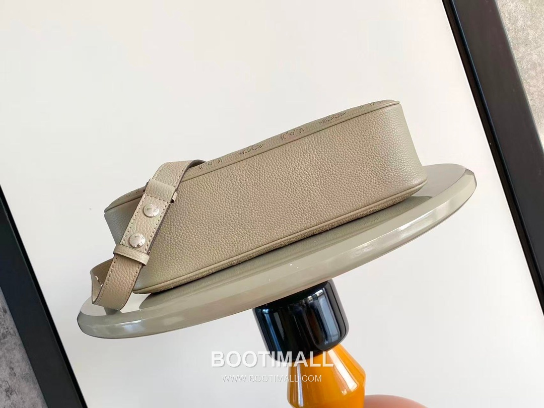 Louis Vuitton All Around Medium Perforated Leather Shoulder Bag M14617 M14618 루이비통 올 어라운드 퍼포레이티드 레더 숄더백 28cm 4