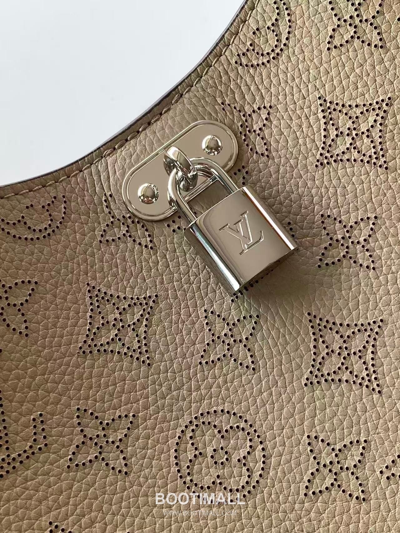 Louis Vuitton All Around Medium Perforated Leather Shoulder Bag M14617 M14618 루이비통 올 어라운드 퍼포레이티드 레더 숄더백 28cm 5