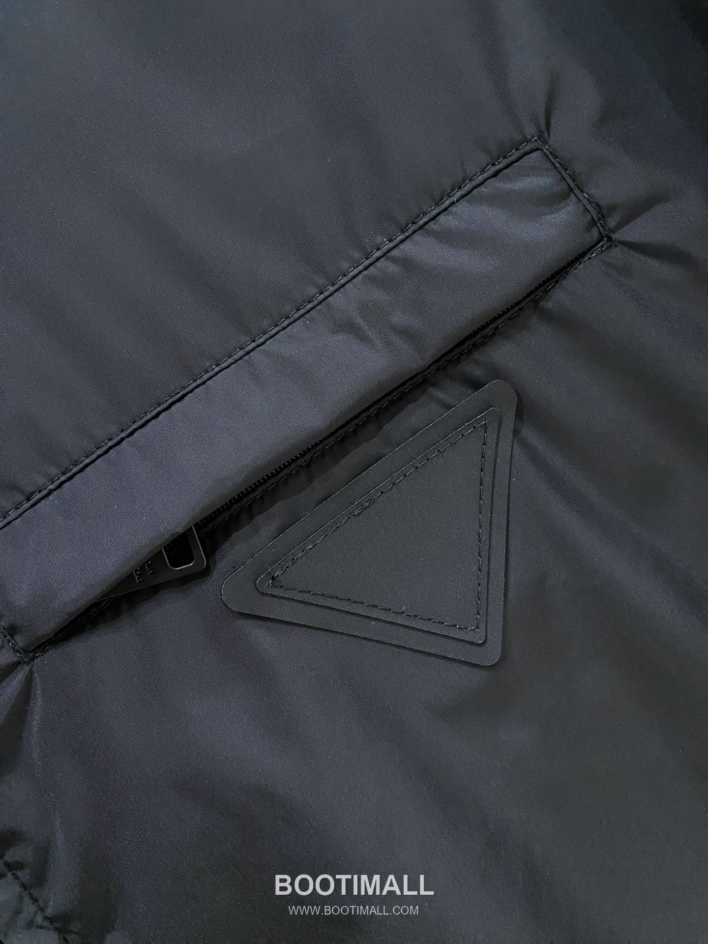 Prada SS26 Triangle Logo Casual Windbreaker Jacket 프라다 SS26 삼각 로고 캐주얼 바람막이 재킷 4