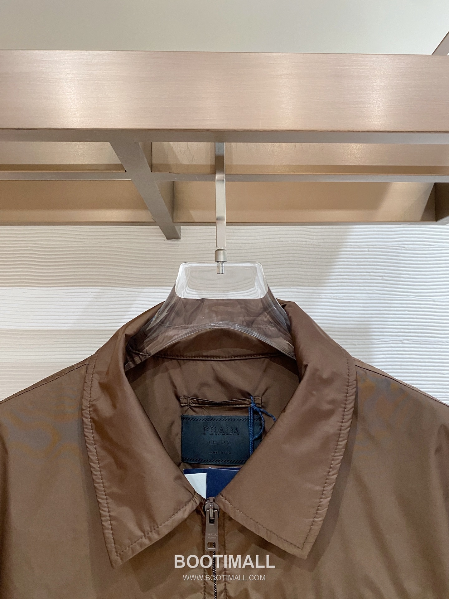 Prada SS26 Triangle Logo Casual Windbreaker Jacket 프라다 SS26 삼각 로고 캐주얼 바람막이 재킷 2