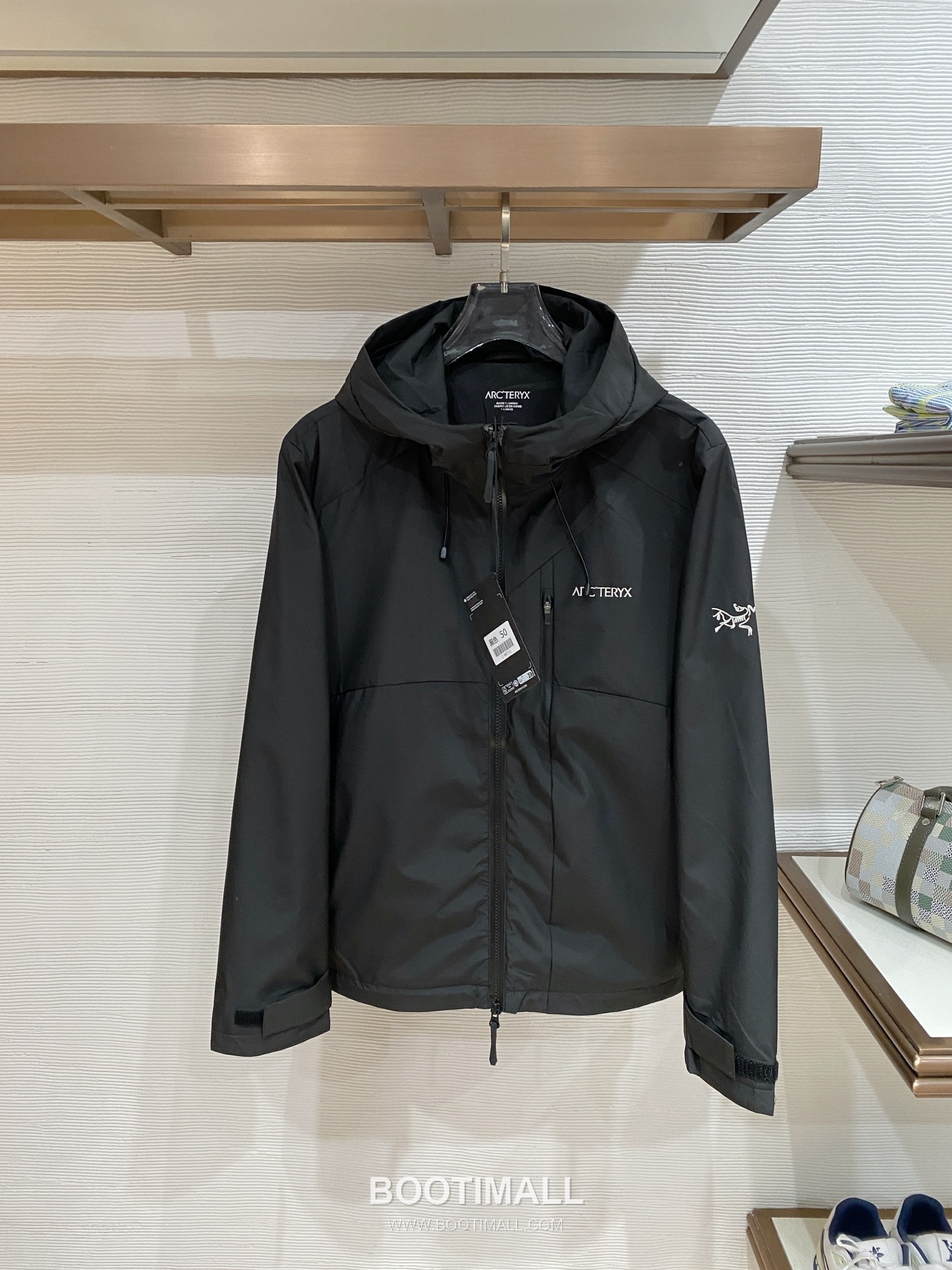 Arc'teryx SS26 Logo Lightweight Windbreaker Jacket 아크테릭스 SS26 로고 경량 바람막이 재킷 1