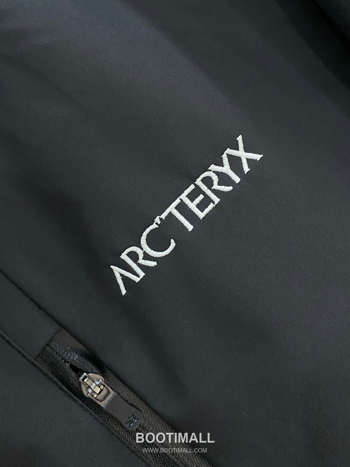Arc'teryx SS26 Logo Lightweight Windbreaker Jacket 아크테릭스 SS26 로고 경량 바람막이 재킷 4