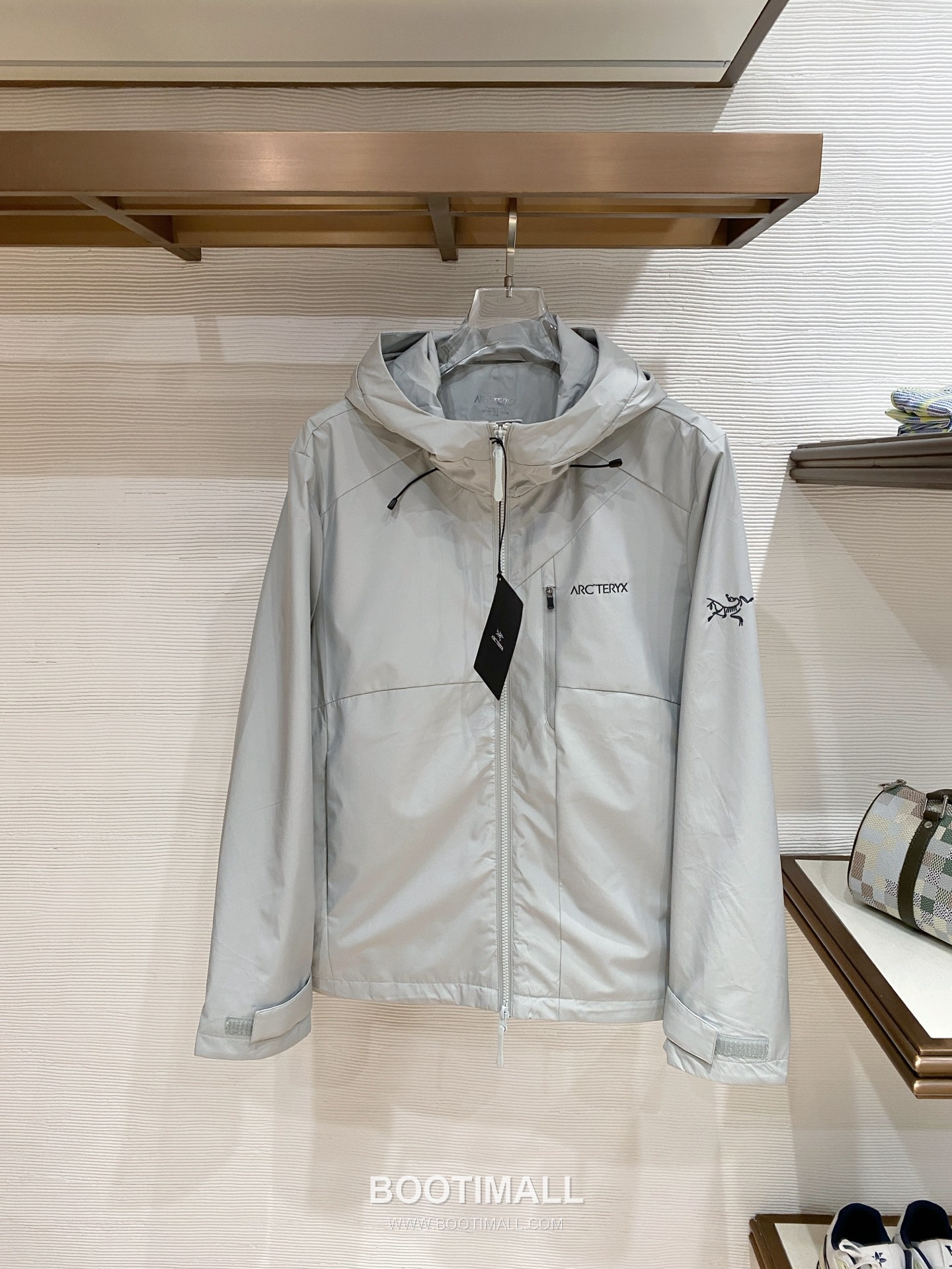 Arc'teryx SS26 Logo Lightweight Windbreaker Jacket 아크테릭스 SS26 로고 경량 바람막이 재킷 1