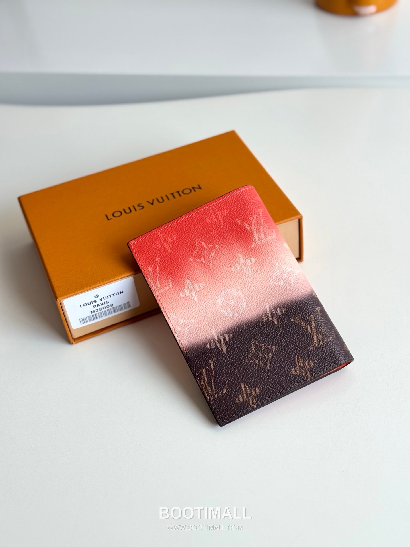 Louis Vuitton Monogram Pigment Passport Cover 루이비통 모노그램 피그먼트 패스포트 커버 M28009 14cm 2