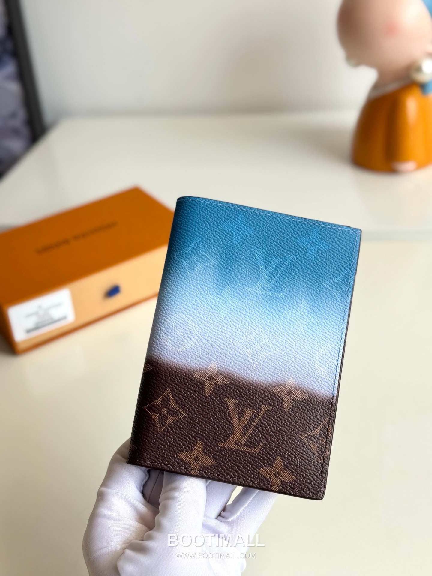Louis Vuitton Monogram Pigment Passport Cover 루이비통 모노그램 피그먼트 패스포트 커버 M28009 14cm 6