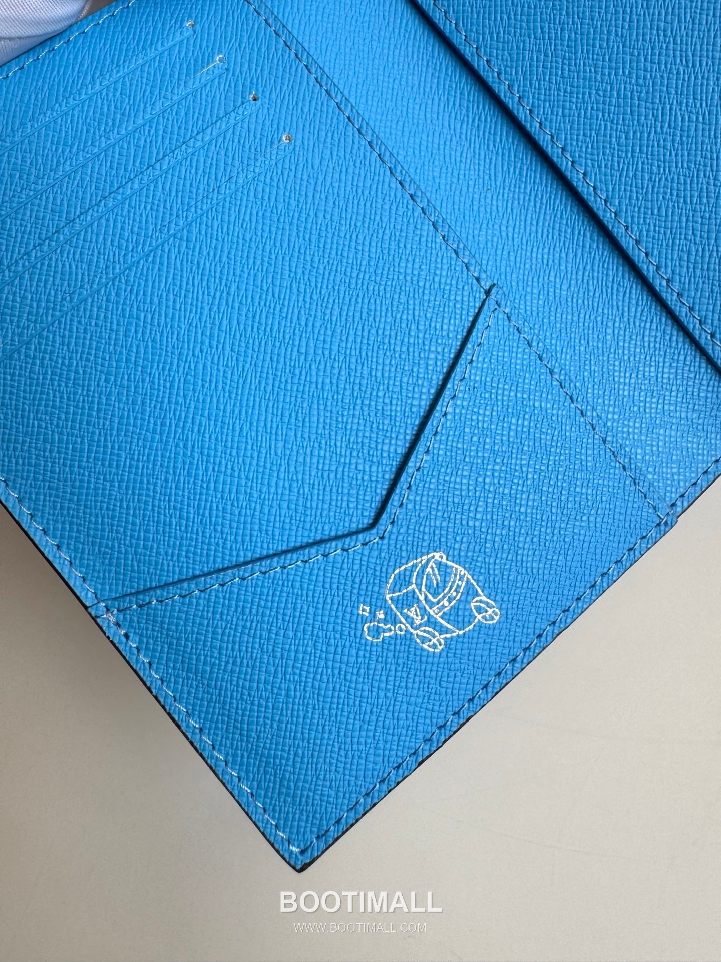 Louis Vuitton Monogram Pigment Passport Cover 루이비통 모노그램 피그먼트 패스포트 커버 M28009 14cm 9