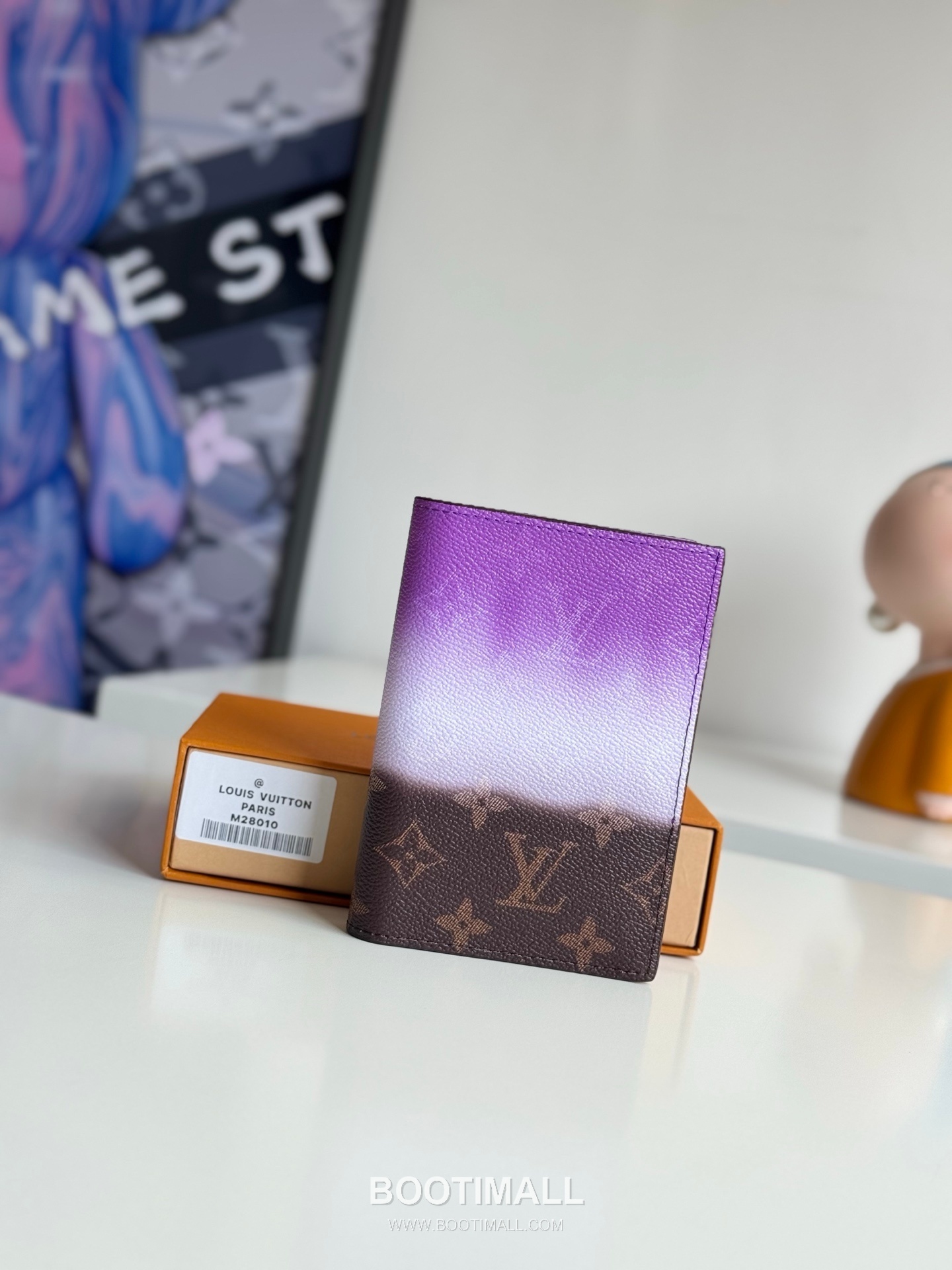 Louis Vuitton Monogram Pigment Passport Cover 루이비통 모노그램 피그먼트 패스포트 커버 M28009 14cm 1