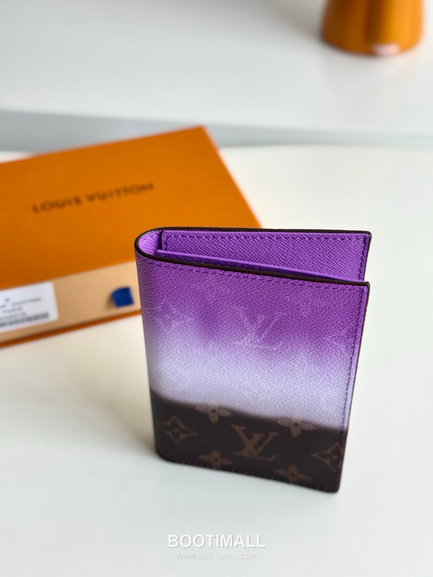 Louis Vuitton Monogram Pigment Passport Cover 루이비통 모노그램 피그먼트 패스포트 커버 M28009 14cm 3