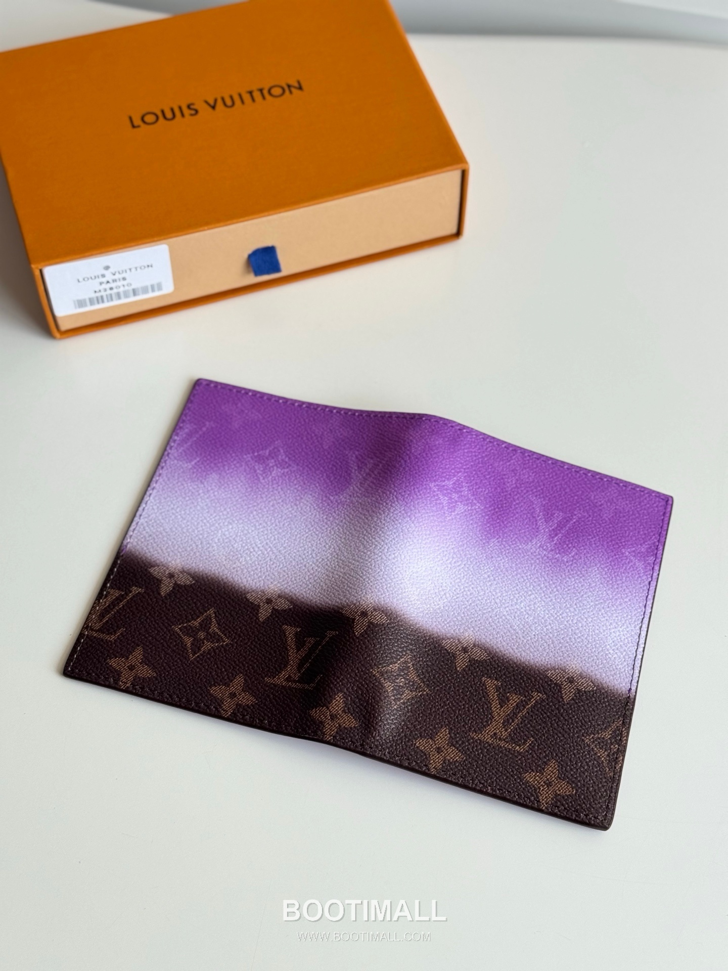 Louis Vuitton Monogram Pigment Passport Cover 루이비통 모노그램 피그먼트 패스포트 커버 M28009 14cm 5