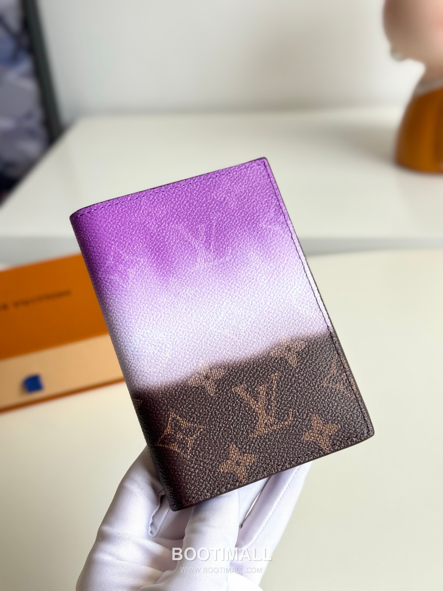 Louis Vuitton Monogram Pigment Passport Cover 루이비통 모노그램 피그먼트 패스포트 커버 M28009 14cm 6