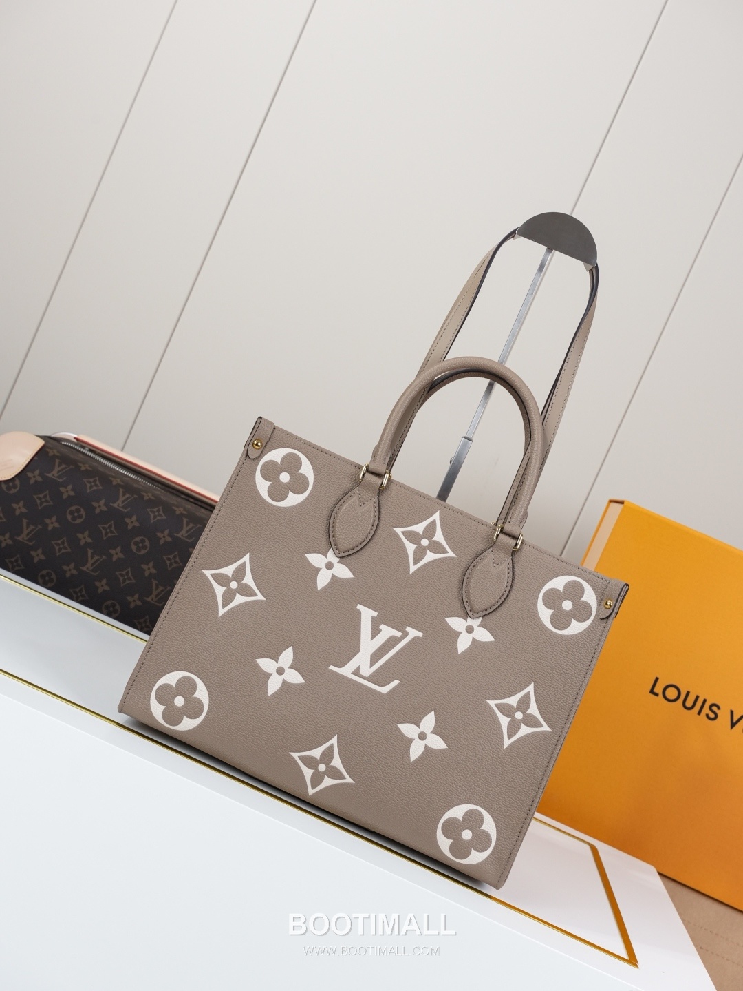 Louis Vuitton OnTheGo MM Monogram Empreinte Tote Bag 루이비통 온더고 MM 모노그램 앙프렝뜨 토트백 M45494 35cm 1