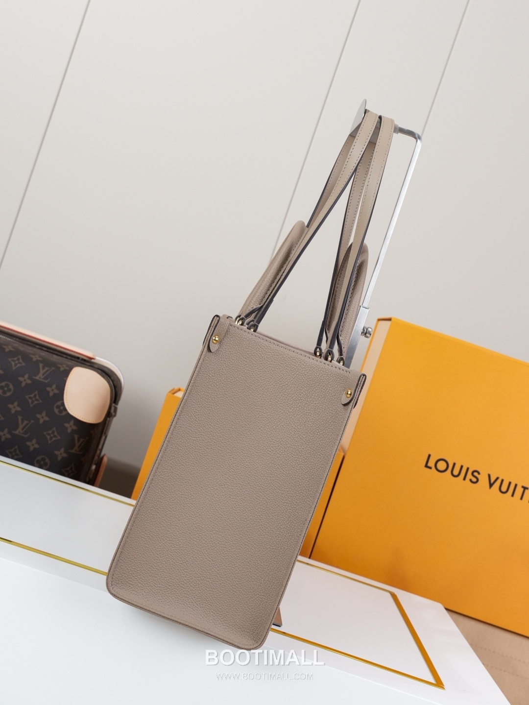 Louis Vuitton OnTheGo MM Monogram Empreinte Tote Bag 루이비통 온더고 MM 모노그램 앙프렝뜨 토트백 M45494 35cm 2