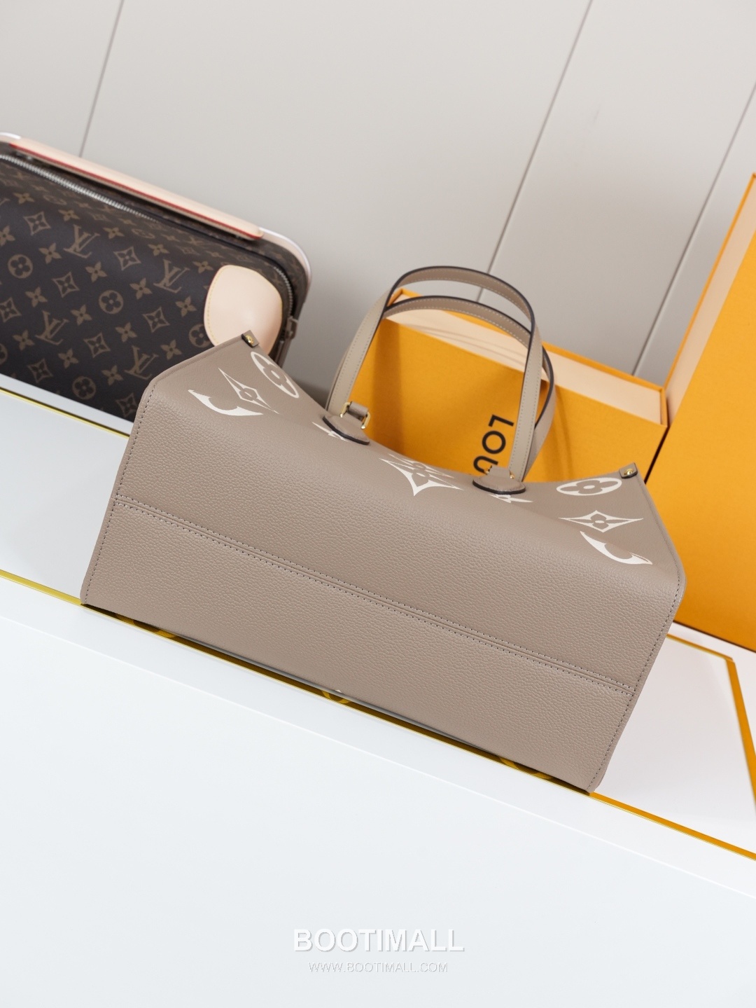 Louis Vuitton OnTheGo MM Monogram Empreinte Tote Bag 루이비통 온더고 MM 모노그램 앙프렝뜨 토트백 M45494 35cm 3